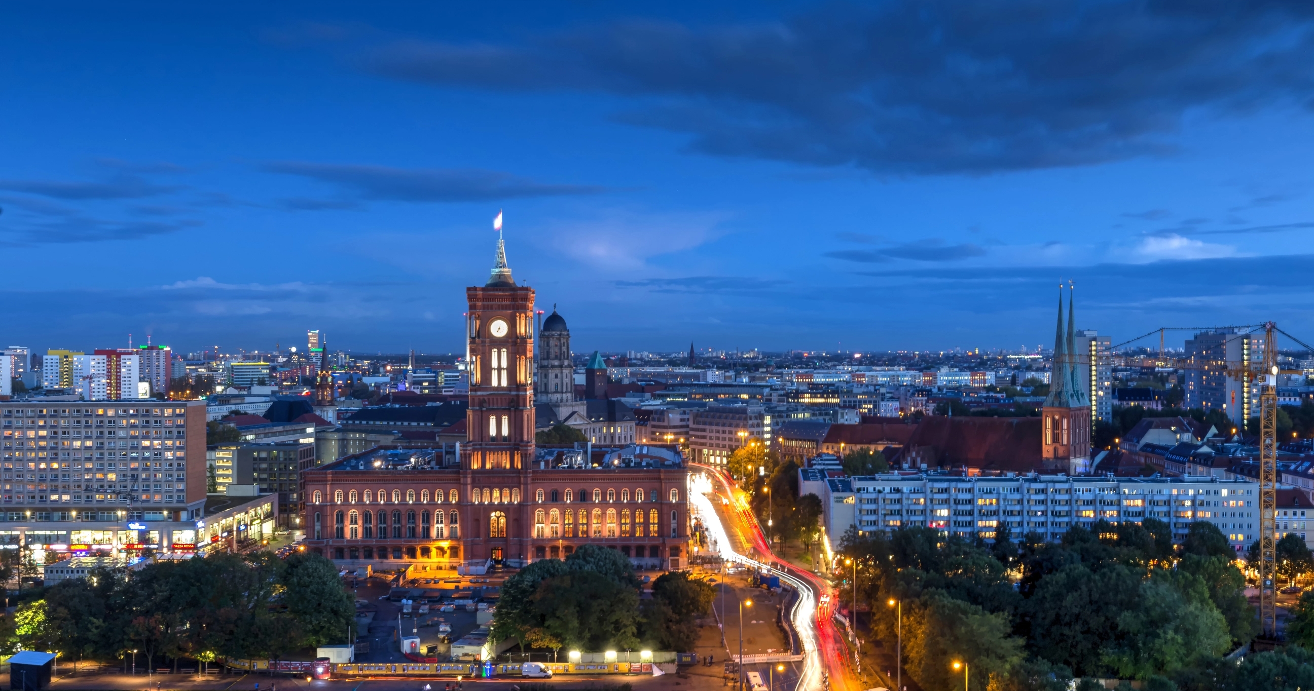 Luftaufnahme einer Stadt bei Nacht