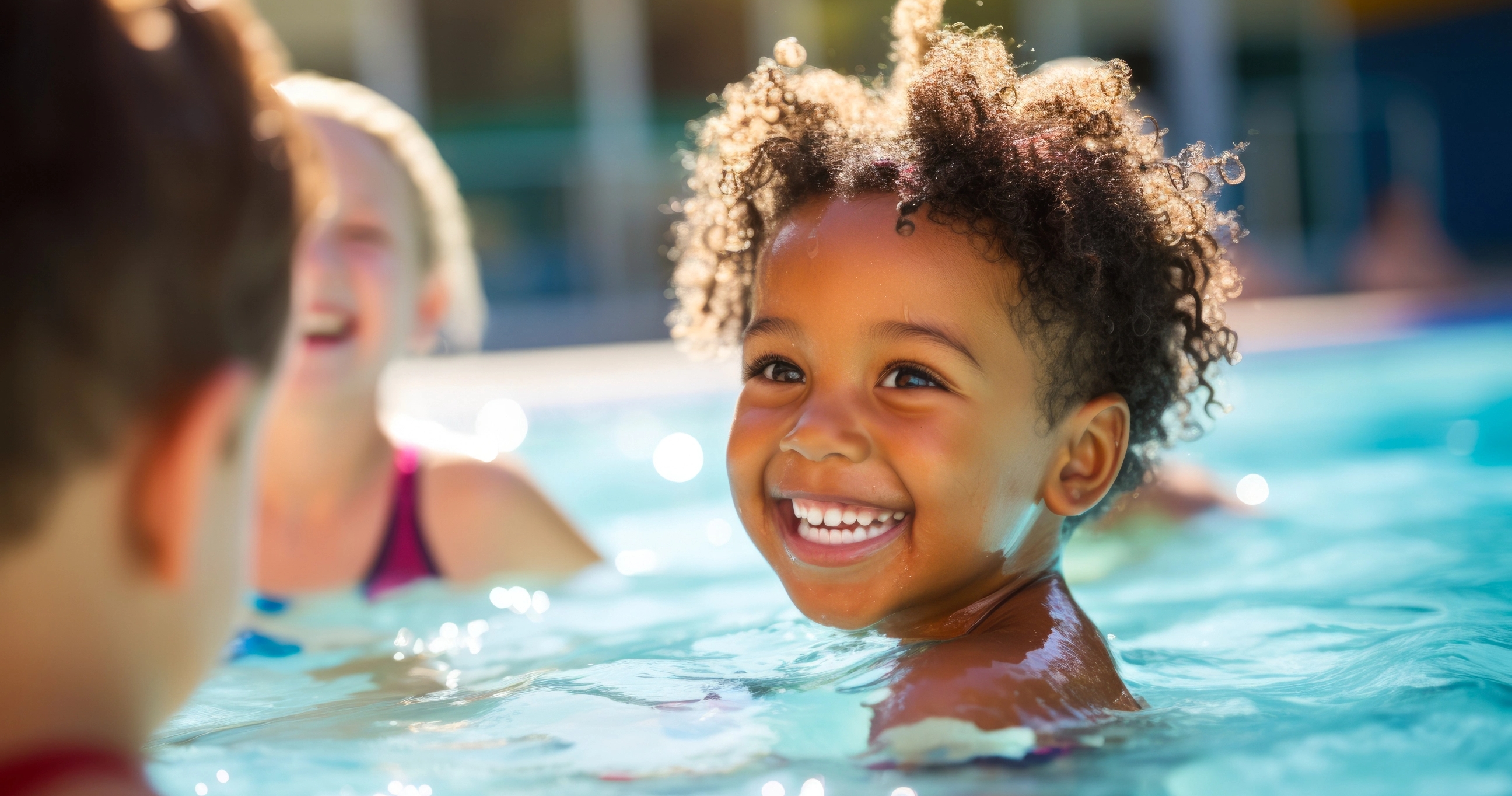 ein Kind, welches glücklich in einem Pool badet